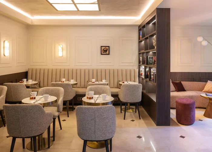 بست وسترن أوه تروكاديرو باريس